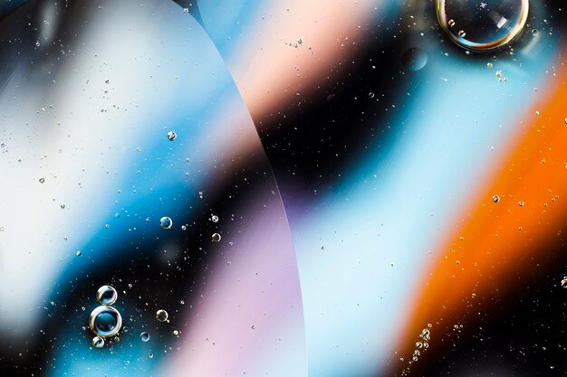 Fondo colorido abstracto en aceite y olas en la superficie del agua