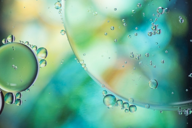 Fondo colorido con burbujas de agua brillante