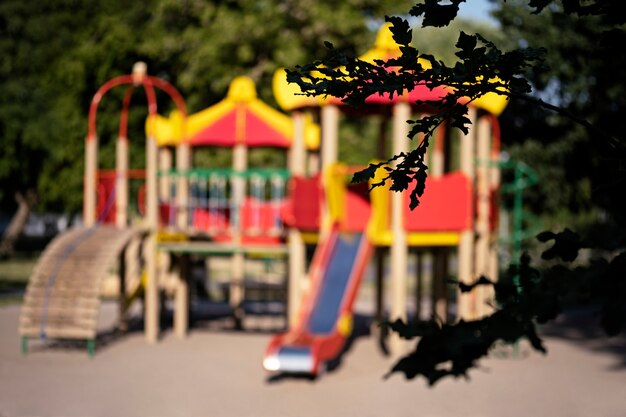 Fondo colorido del patio de los niños al aire libre