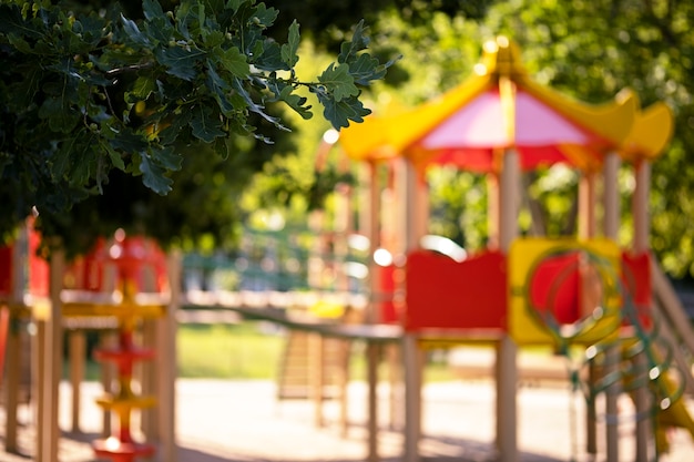 Fondo colorido del patio de los niños al aire libre