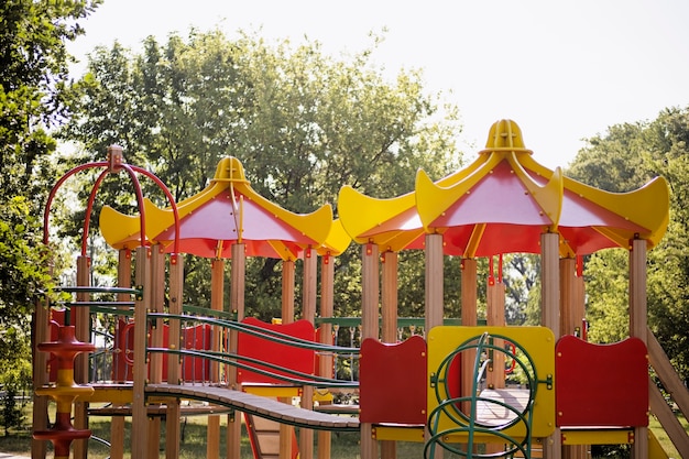 Fondo colorido del patio de los niños al aire libre