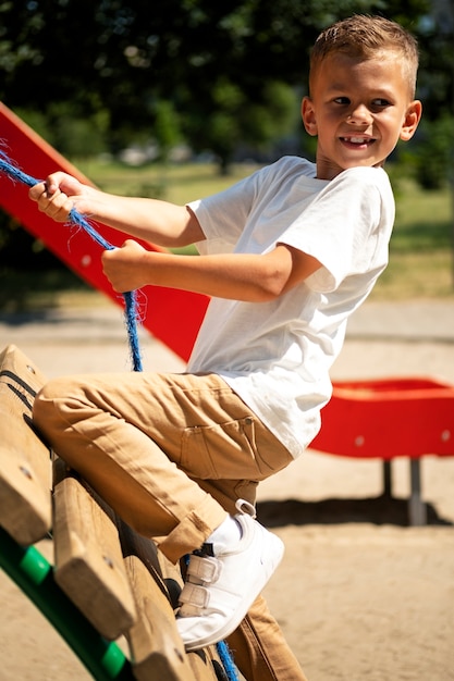 Foto gratuita fondo colorido del patio de los niños al aire libre