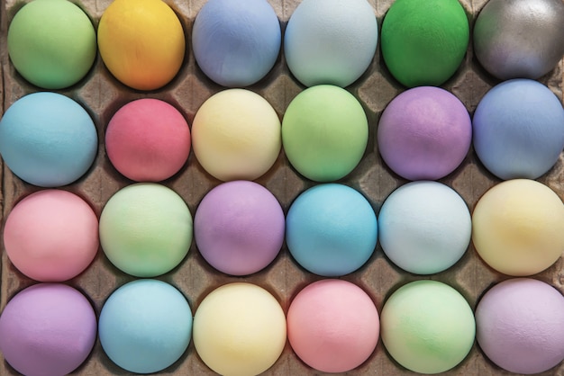 Fondo colorido pintado de los huevos de Pascua - concepto del fondo de la celebración del día de fiesta de Pascua