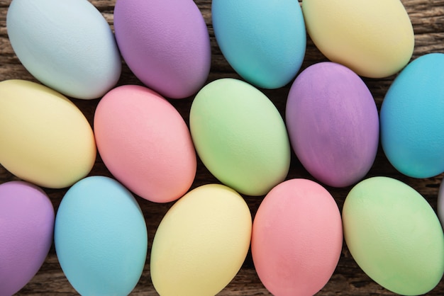 Fondo colorido pintado de los huevos de Pascua - concepto del fondo de la celebración del día de fiesta de Pascua