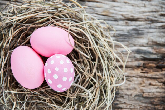 Fondo colorido pintado de los huevos de Pascua - concepto del fondo de la celebración del día de fiesta de Pascua