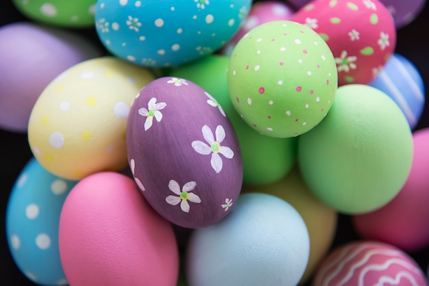 Fondo colorido pintado de los huevos de Pascua - concepto del fondo de la celebración del día de fiesta de Pascua