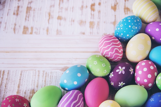 Foto gratuita fondo colorido pintado de los huevos de pascua - concepto del fondo de la celebración del día de fiesta de pascua