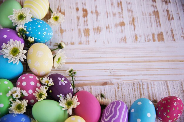 Fondo colorido pintado de los huevos de Pascua - concepto del fondo de la celebración del día de fiesta de Pascua