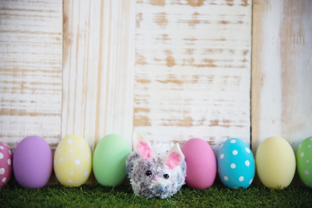 Fondo colorido pintado de los huevos de Pascua - concepto del fondo de la celebración del día de fiesta de Pascua