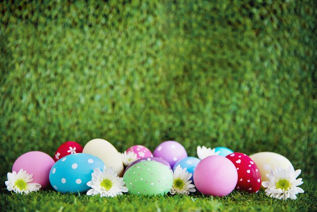 Fondo colorido pintado de los huevos de Pascua - concepto del fondo de la celebración del día de fiesta de Pascua