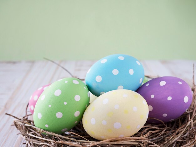 Fondo colorido pintado de los huevos de Pascua - concepto del fondo de la celebración del día de fiesta de Pascua