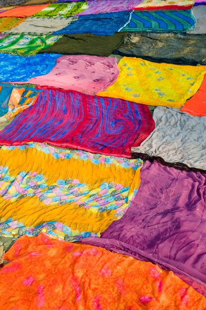 Fondo colorido de las telas, Agra, la India.