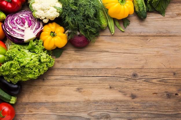 Fondo colorido de verduras con espacio de copia