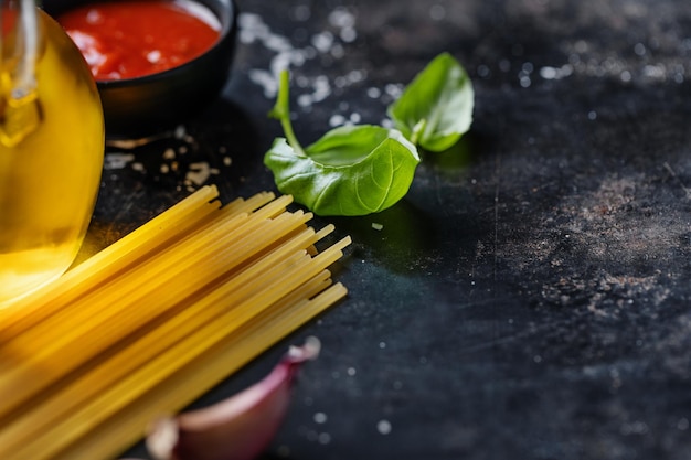 Fondo de comida italiana con especias de espagueti y salsa ver arriba