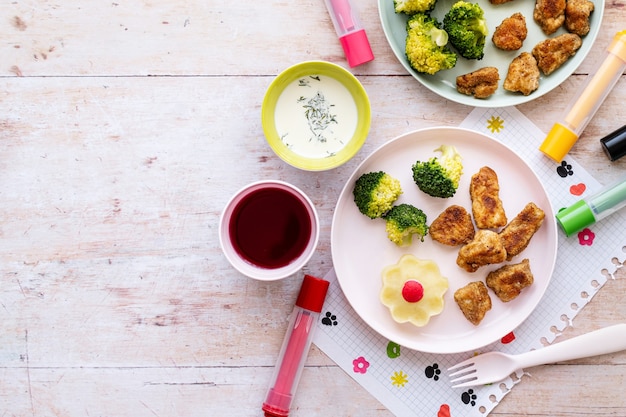 Foto gratuita fondo de comida para niños, nuggets de pollo y brócoli.