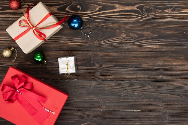 Fondo de compras de regalo de vacaciones de Navidad. vista desde arriba con espacio de copia. cajas de regalo de papel artesanal atadas con cuerda sobre fondo azul, vista superior. composición plana para cumpleaños.