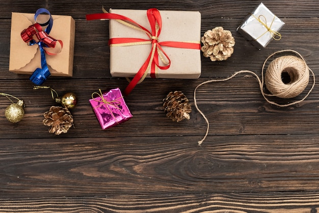 Fondo de compras de regalo de vacaciones de Navidad. vista desde arriba con espacio de copia. cajas de regalo de papel artesanal atadas con cuerda sobre fondo azul, vista superior. composición plana para cumpleaños.