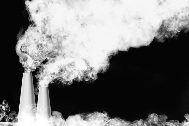 Fondo de contaminación, humo industrial de las chimeneas de la fábrica.