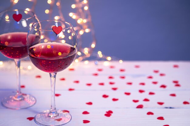 Fondo con copas de vino cena romántica para el concepto del día de San Valentín