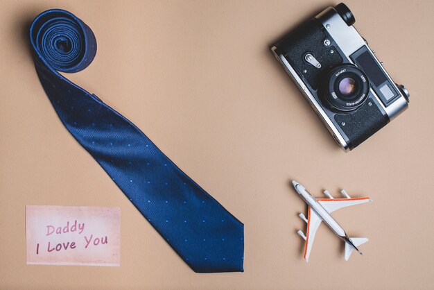 Fondo con corbata, avión y cámara para el día del padre