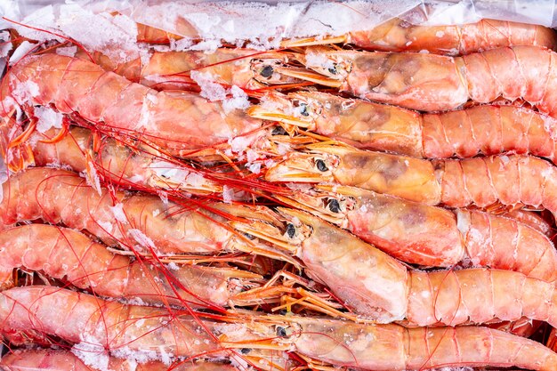 Langostinos congelados grandes en un paquete. mariscos ...