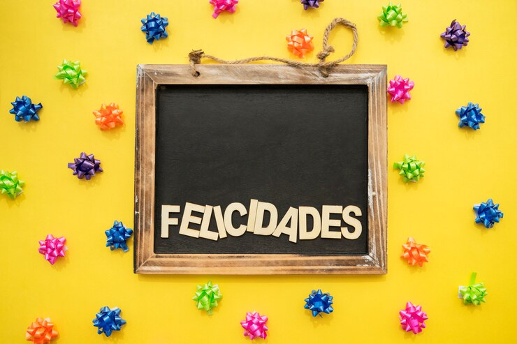 Foto gratuito fondo de cumpleaños con pizarra y decoraciones de colores