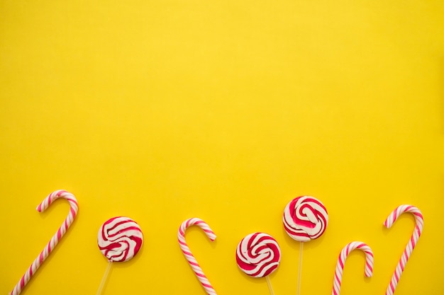 Fondo decorativo con bastones de caramelo y piruletas