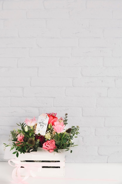 Fondo para el día de la madre con flores en una caja