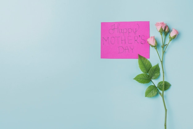 Fondo del día de la madre con flores rosas y nota