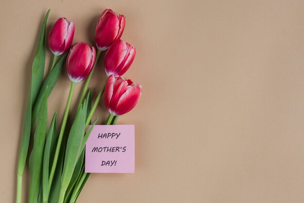 Fondo del día de la madre con flores y tarjeta