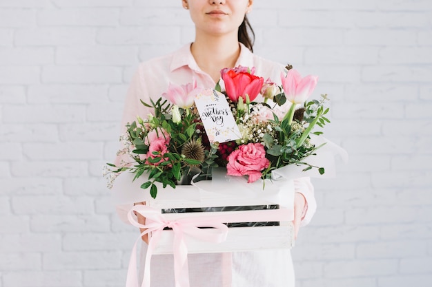 Fondo para el día de la madre con mujer llevando caja de flores
