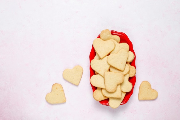 Fondo del día de San Valentín, galletas con forma de corazón del día de San Valentín, vista superior