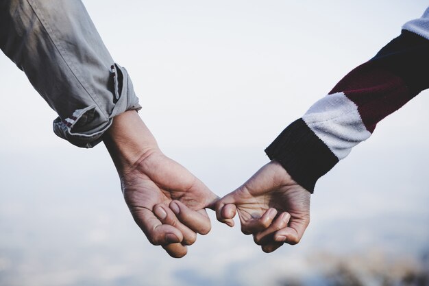 Fondo del día de san valentín Pareja feliz cogidos de la mano juntos como siempre amor.