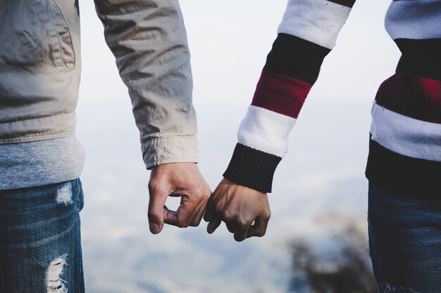 Fondo del día de san valentín Pareja feliz cogidos de la mano juntos como siempre amor.