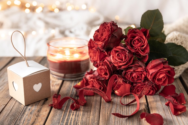Fondo para el Día de San Valentín con un ramo de rosas y detalles decorativos