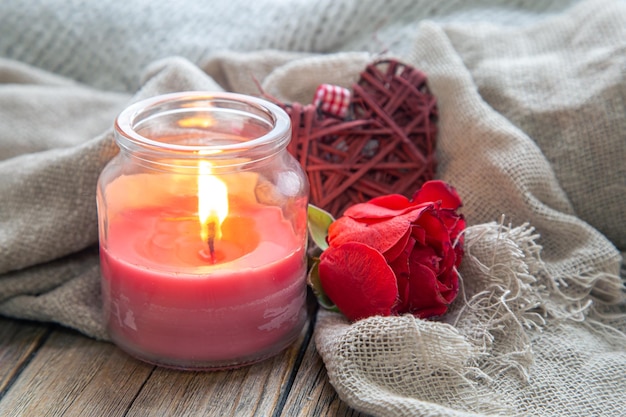 Foto gratuita fondo del día de san valentín con una vela y un primer plano de rosa