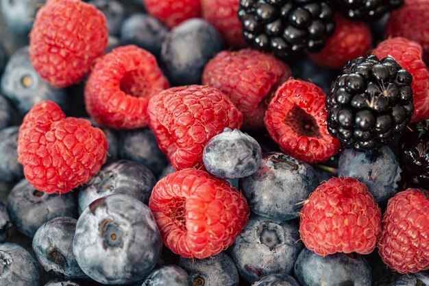 Fondo de diferentes bayas frambuesas arándanos y moras