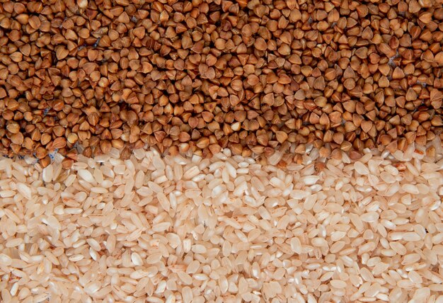 Fondo de diferentes tipos de granos de trigo sarraceno y vista superior de arroz