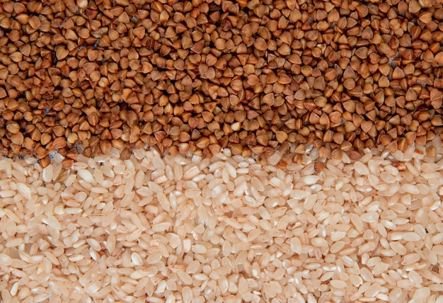 Fondo de diferentes tipos de granos de trigo sarraceno y vista superior de arroz