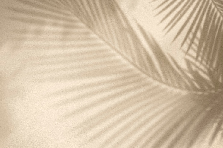 Foto gratuito fondo dorado con palmera