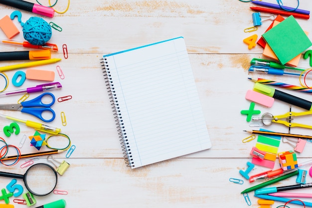 Fondo de educación escolar con la tarea en blanco para el espacio de la copia