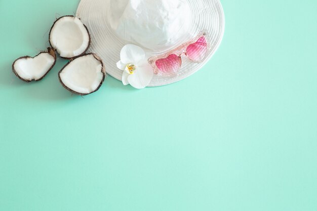 Fondo elegante de verano con diferentes accesorios de verano.