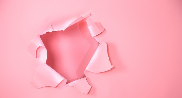 Foto gratuito el fondo es rosa con un agujero para publicidad
