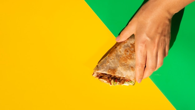 Fondo de espacio de copia amarilla y delicioso taco mexicano