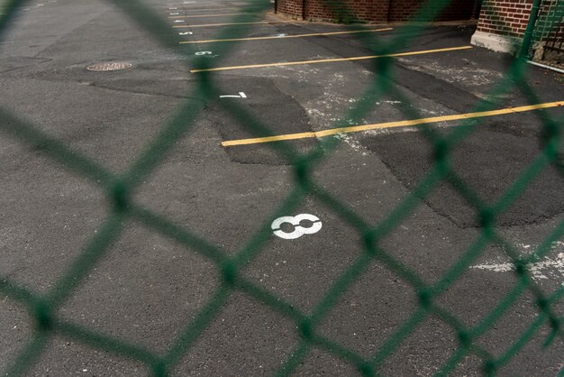 Fondo de estacionamiento visto a través de la cerca