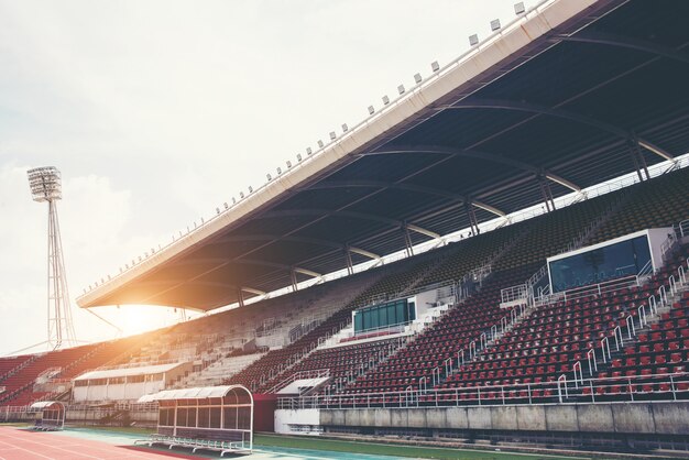 Fondo del estadio con un campo de hierba verde durante el día.