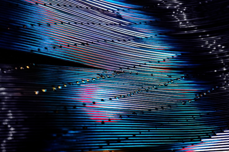 Foto gratuito fondo con estampado de cuerdas metálicas desenfocadas