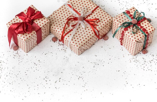 Fondo festivo de año nuevo blanco con regalo atado con cinta roja.