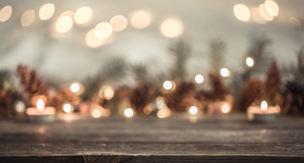 Fondo festivo de año nuevo con conos y luces.