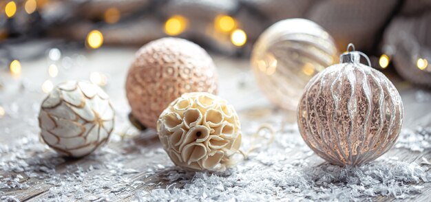 Fondo festivo con bolas de navidad y luces bokeh borrosas